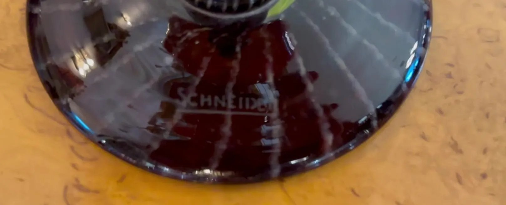 Vidro antigo assinado por Schneider, design francês, em fundo claro.