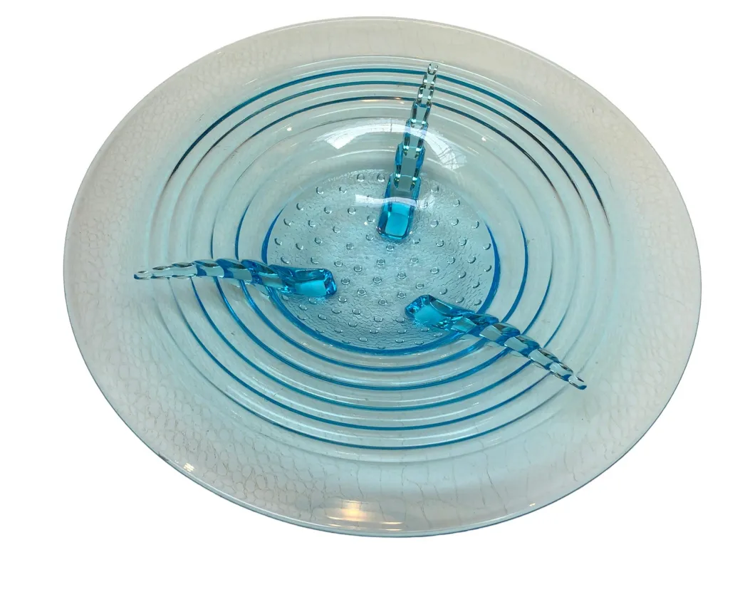 assiette en cristal de murano bleu avec design ondulé
