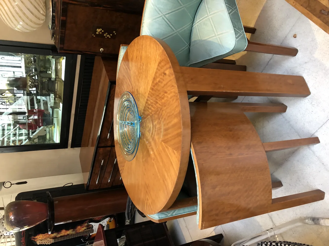 طبق زجاجي قديم مزخرف على الطاولة الخشبية