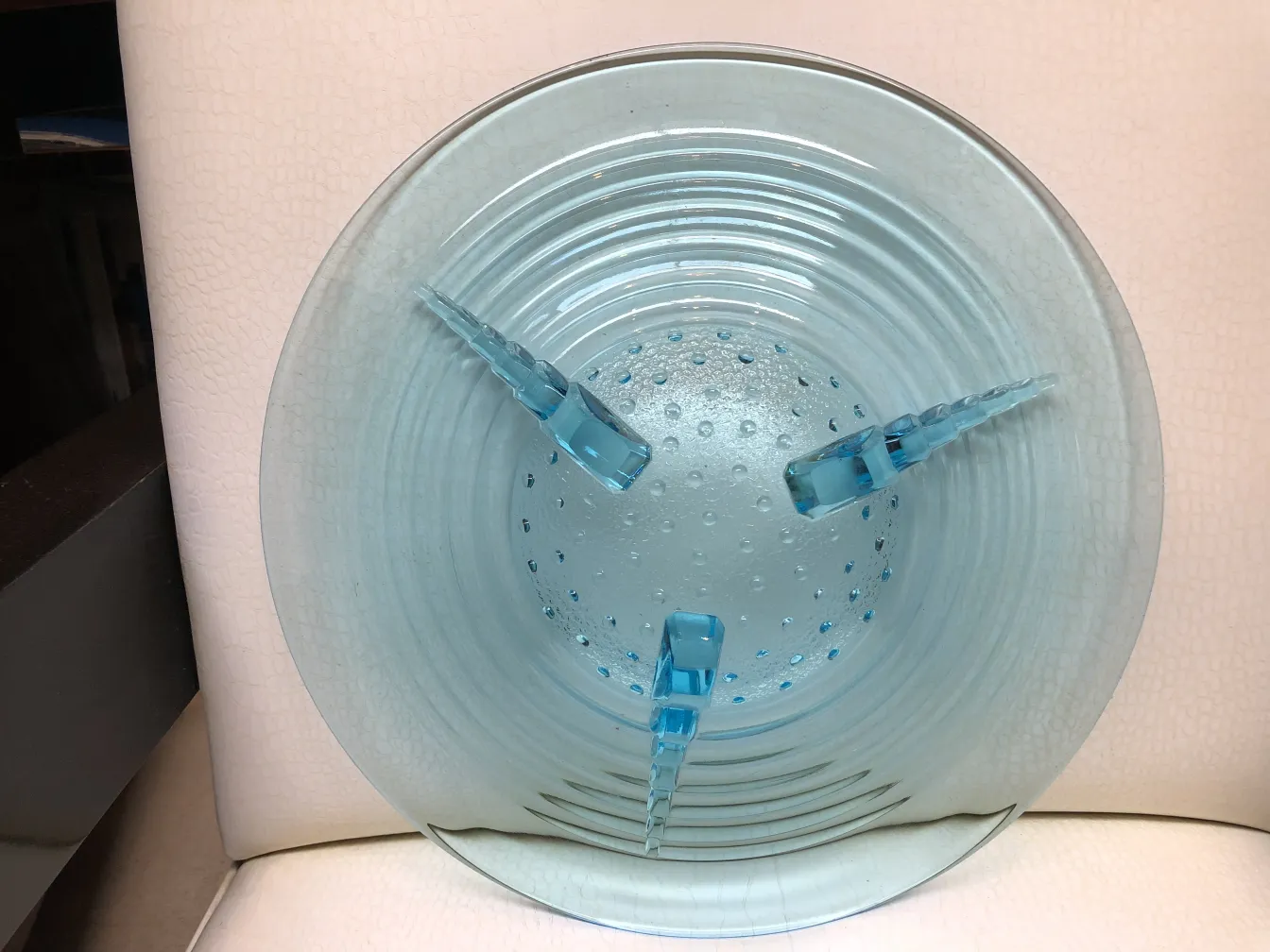 antikes blaues murano-glas mit dekorativen details