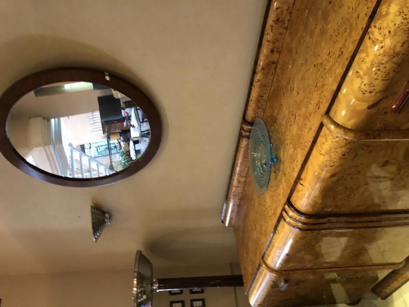 antiguo cristal de murano azul sobre una superficie brillante