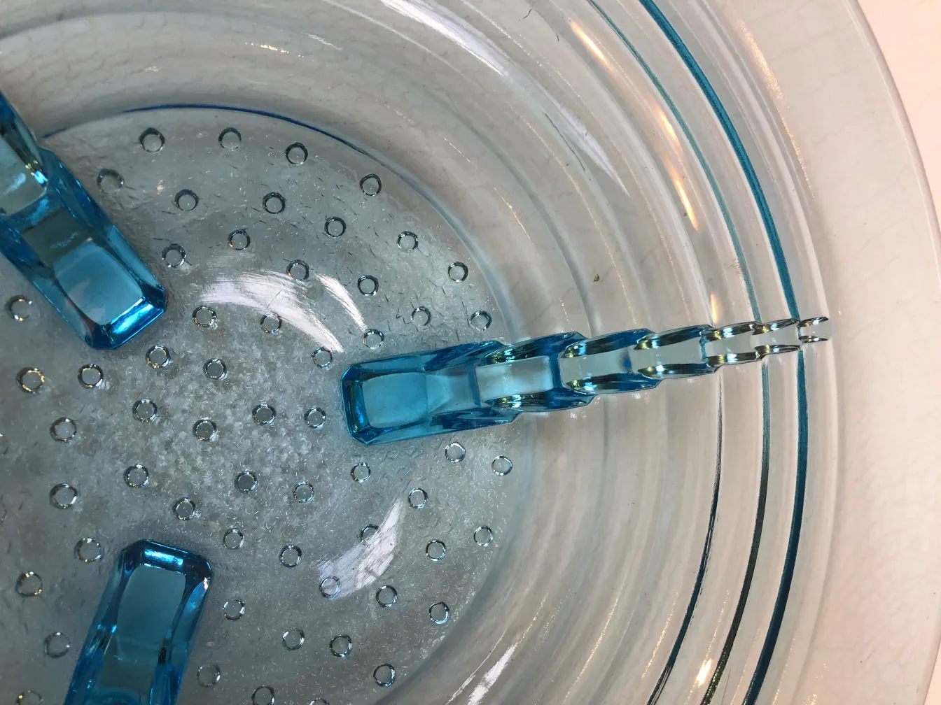 bowl de cristal de murano azul con textura y formas