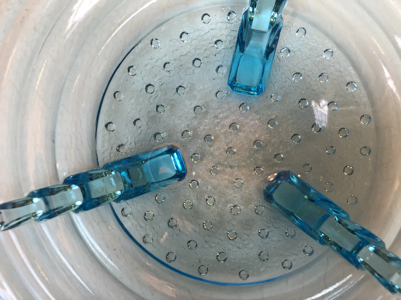 Antikes Murano-Glas mit hellblauen Details, elegante Dekoration.