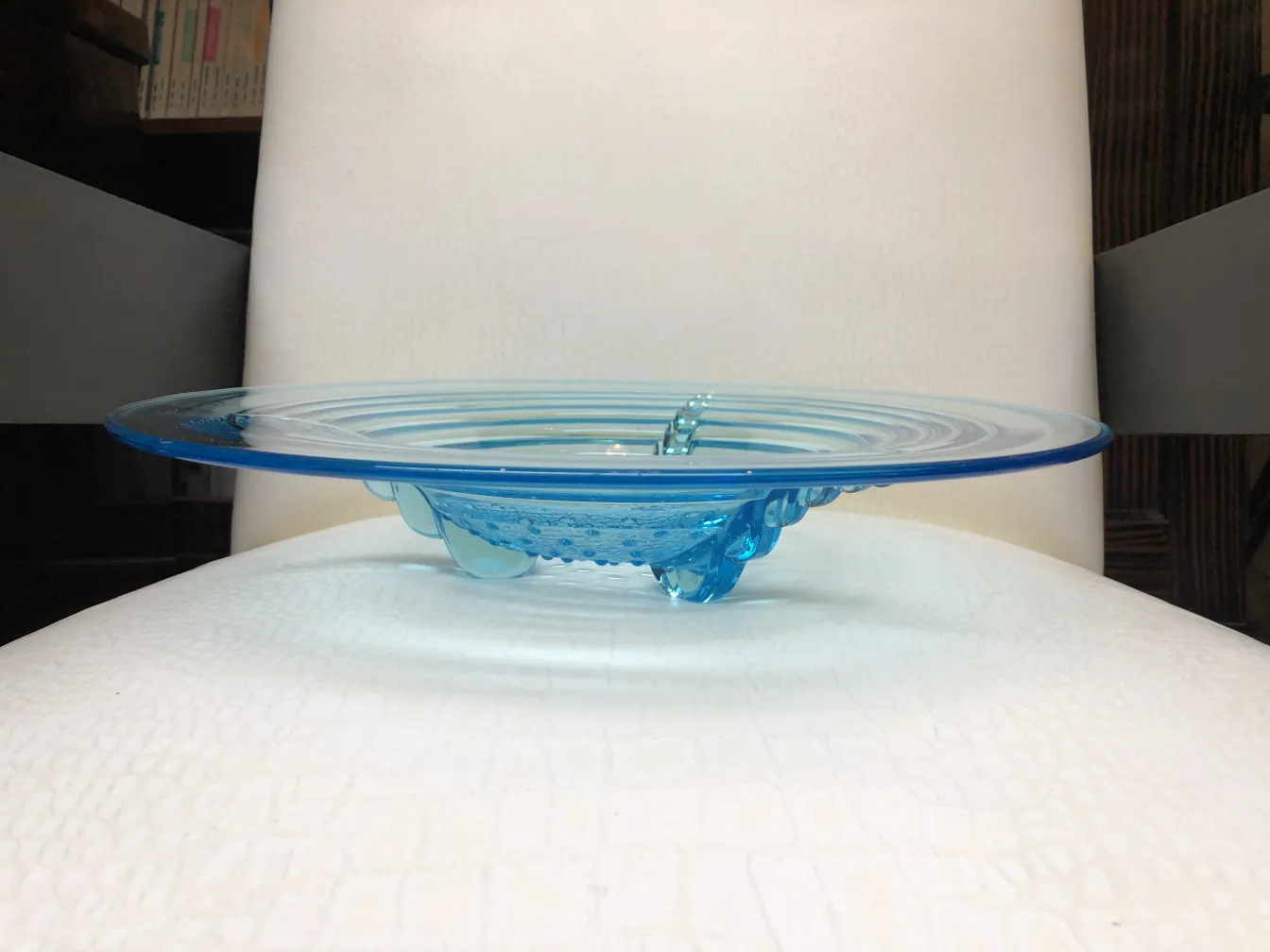 plato azul antigo de cristal de Murano com detalhe circular