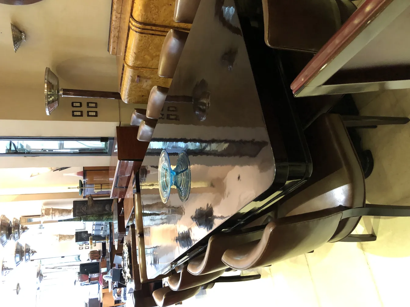 앤틱 무라노 유리 파란색 장식 디테일, 의자에 둘러싸여 있습니다