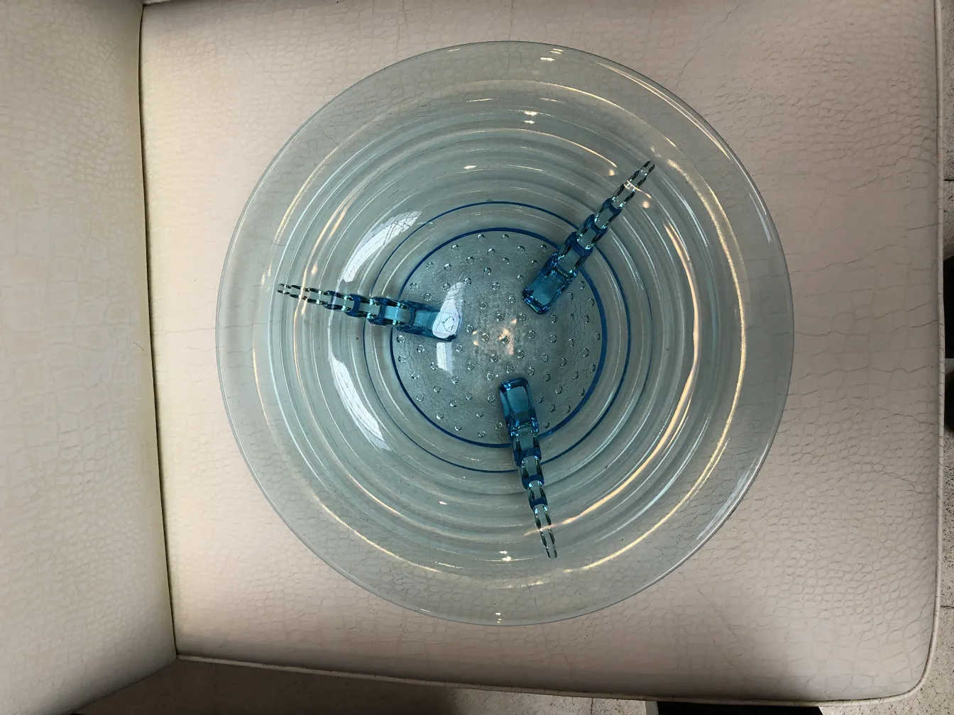 plato de cristal de murano antiguo en tonos azules con detalles