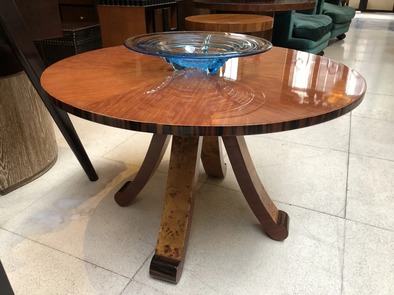 hermoso cristal de murano en una mesa antigua de madera, decorando el espacio