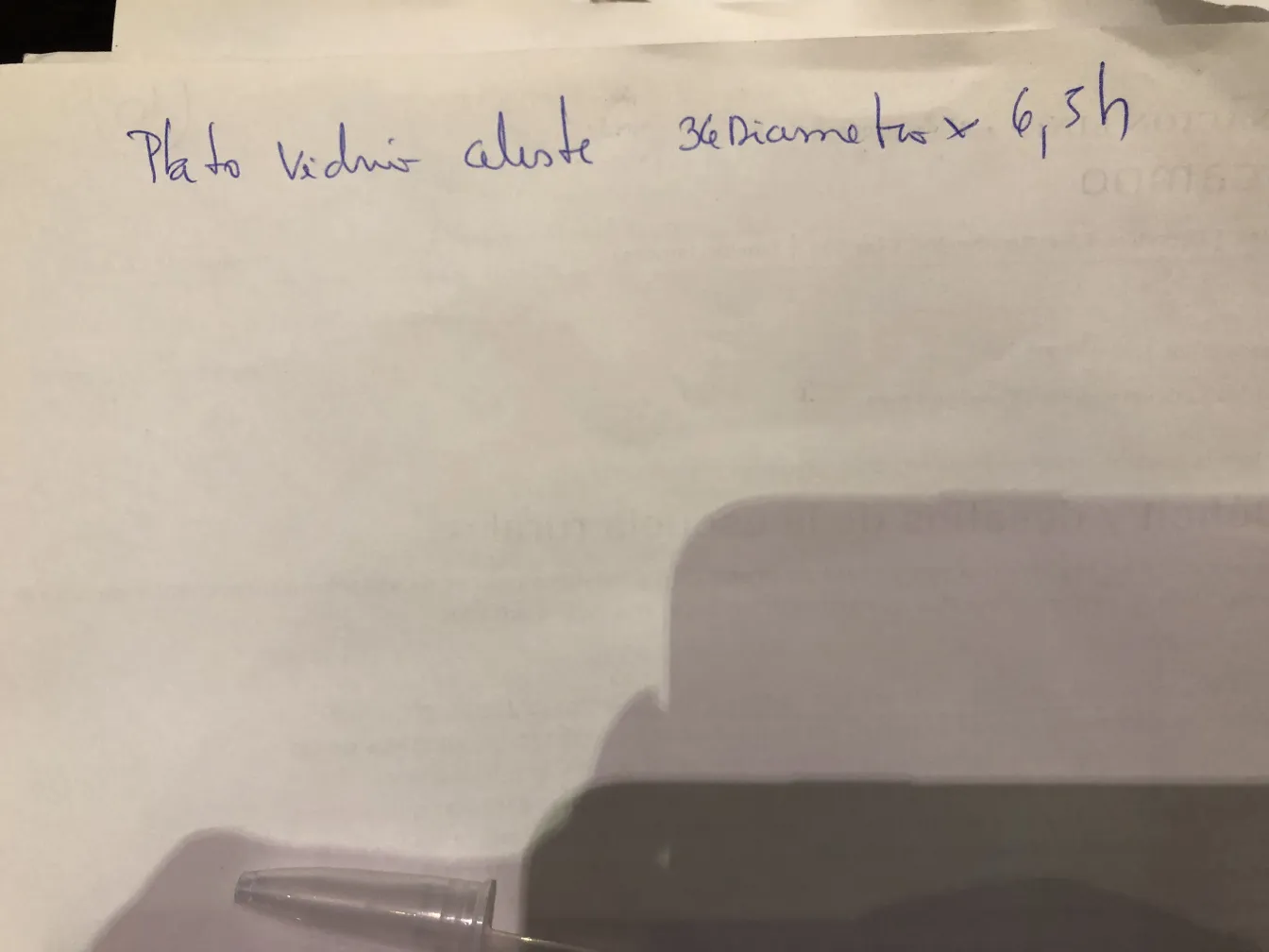 मुरानो कांच का थाली, नीला रंग सजावटी विवरण के साथ, प्राचीन परिवेश में।