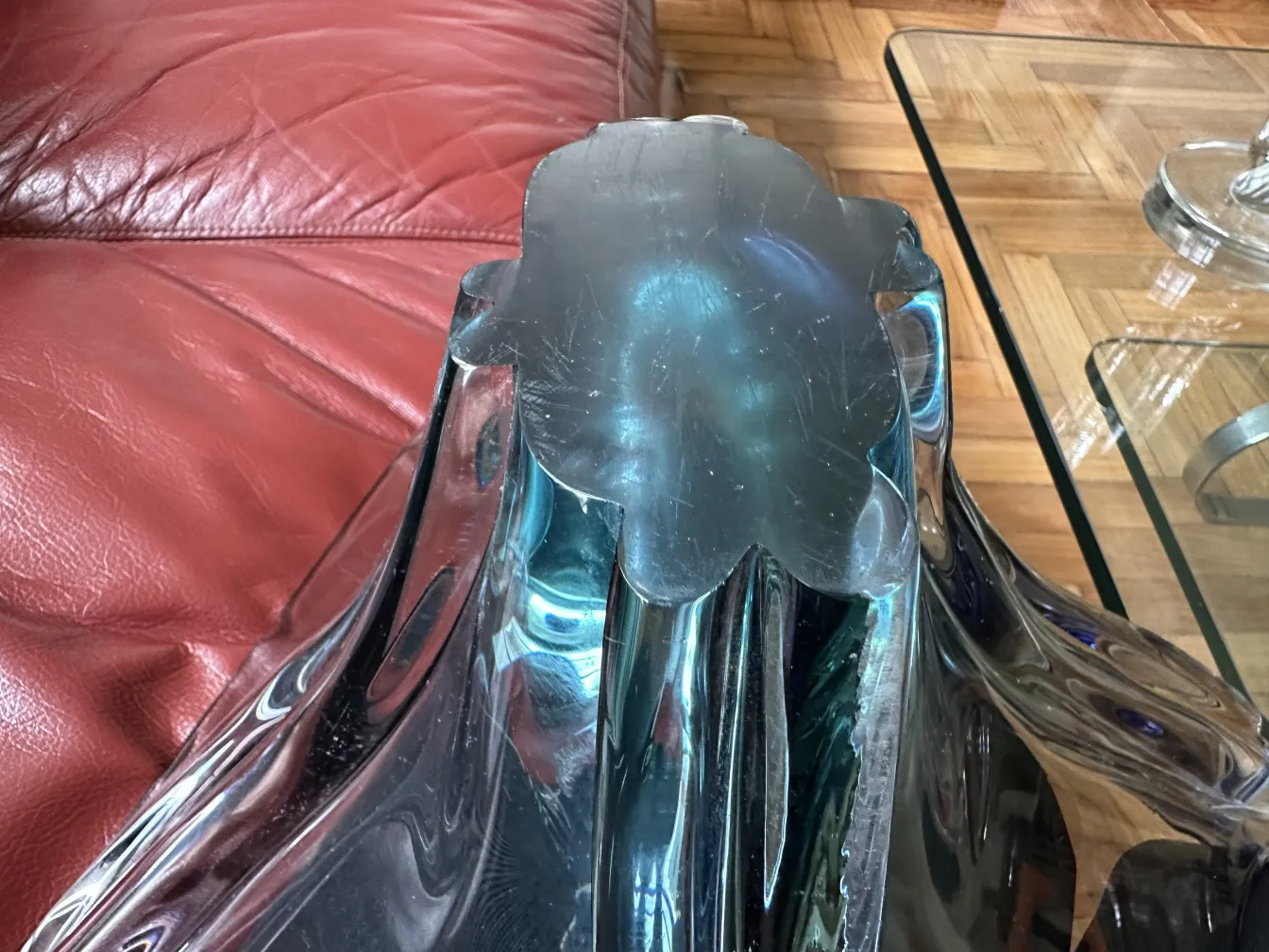 优雅的穆拉诺玻璃在红色沙发上