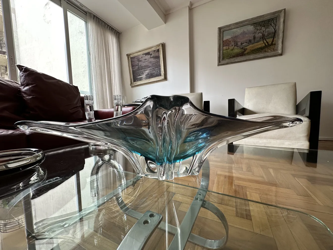 bel vetro di murano con forma elegante e accento blu