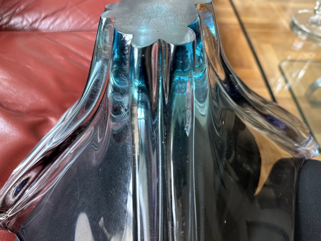 murano-glas vase mit eleganten formen, lebendige farbe
