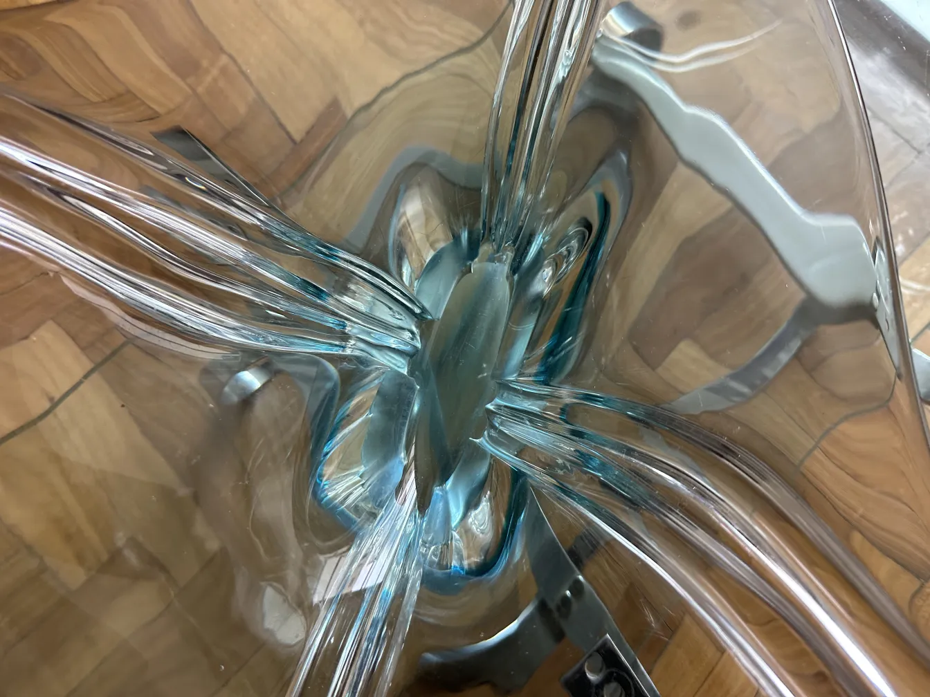 antikes murano-glas mit elegantem design und fließenden formen, in einer gemütlichen umgebung