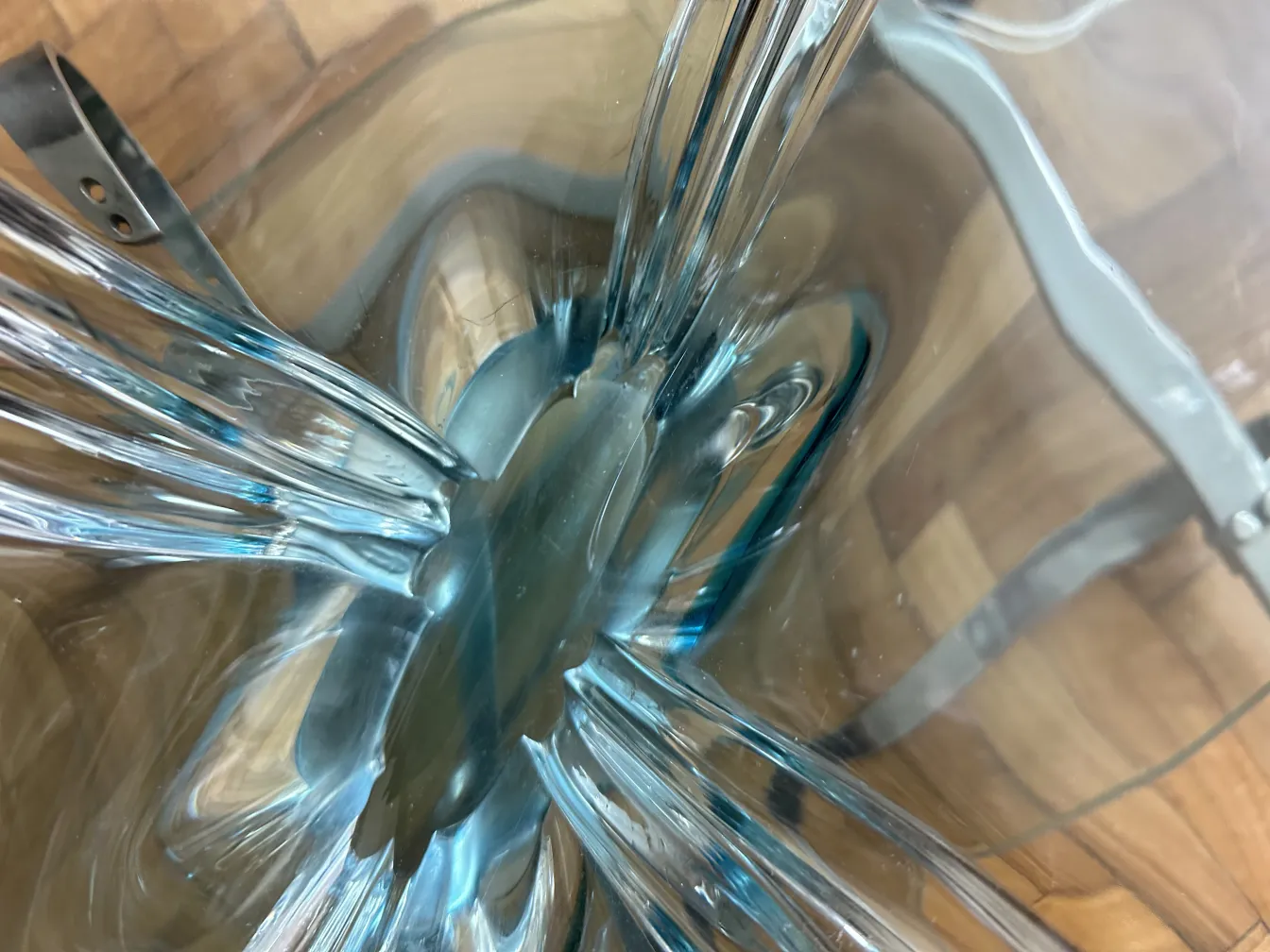 Draufsicht auf ein antikes Murano-Glas mit blauen und klaren Tönen, flüssigen und dekorativen Details.