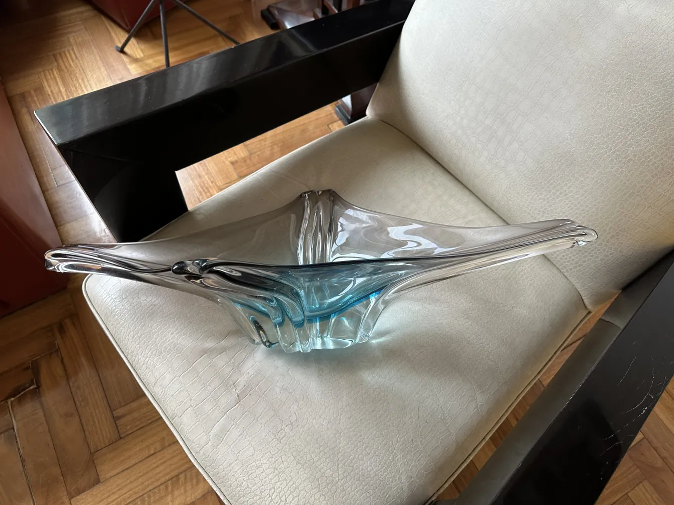 pezzo antico in vetro di Murano, blu e trasparente, su una sedia bianca