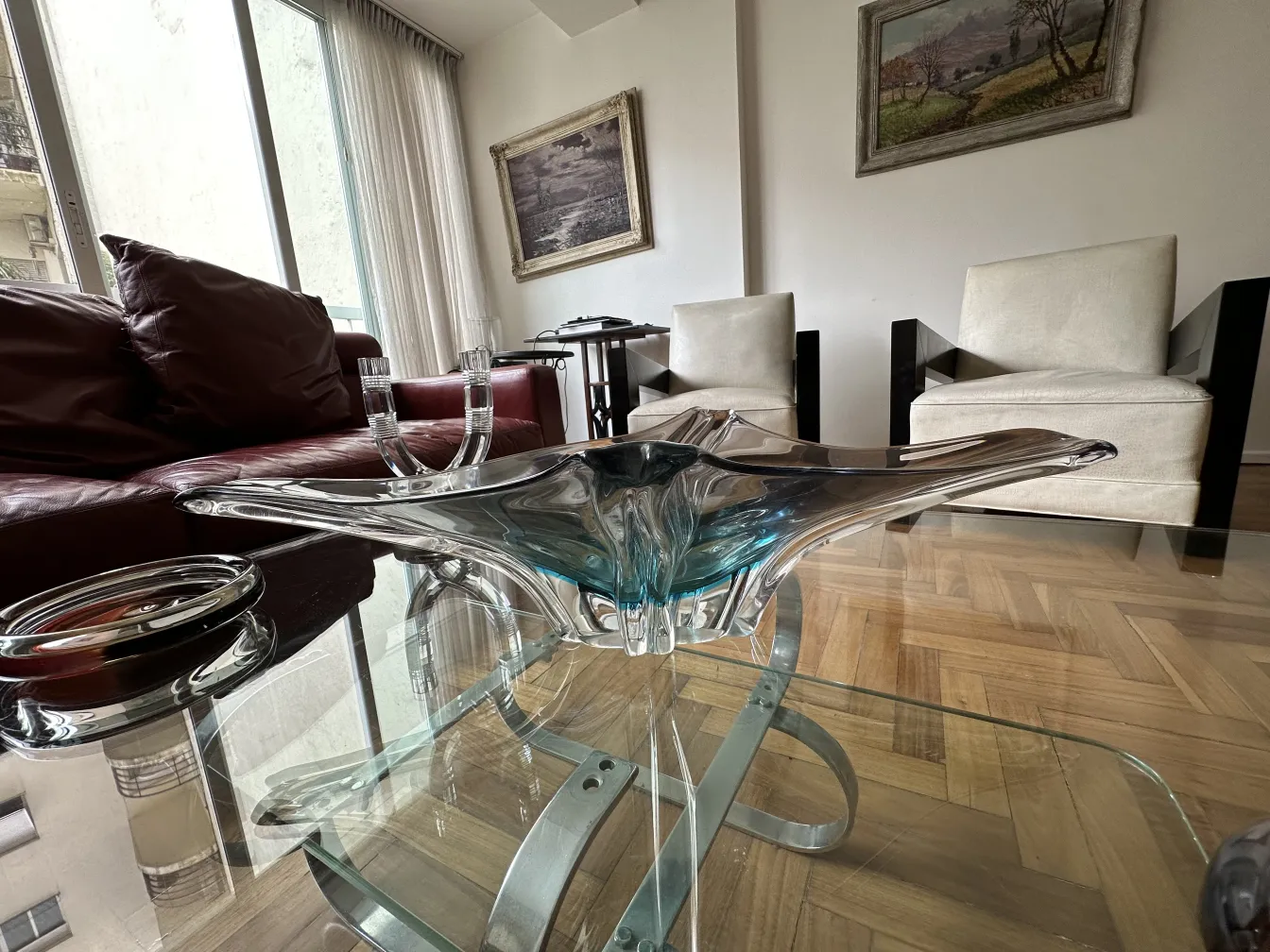 centre de table en cristal de murano dans un salon élégant