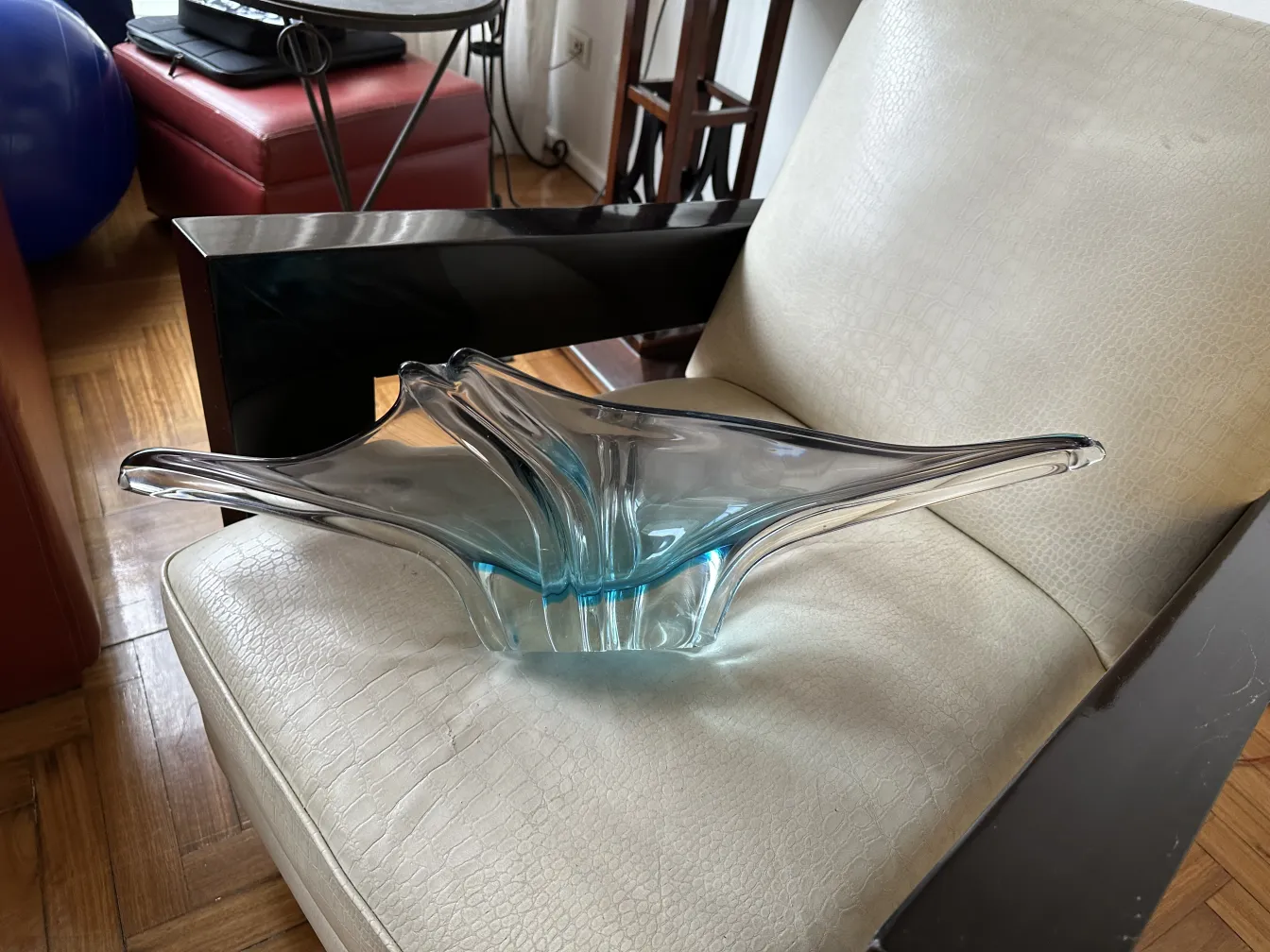 Bowl de cristal de murano em forma de onda sobre um sofá