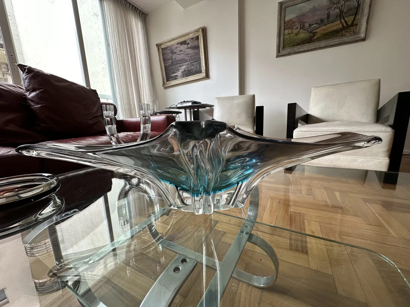 Vetro di Murano con design elegante e toni blu, in un ambiente antico.