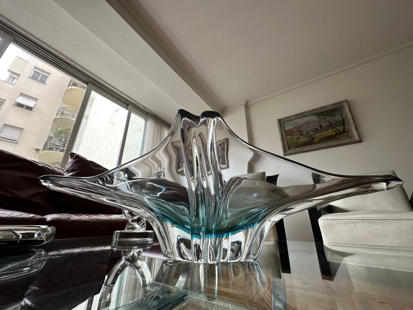 Vase en cristal de Murano avec un design élégant et une forme distinctive, placé dans un cadre accueillant.