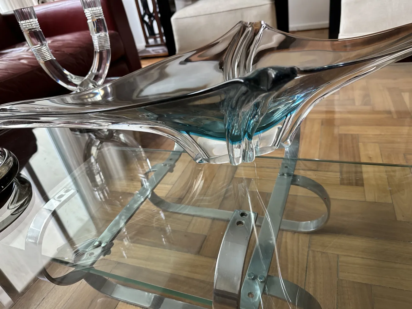 bella forma curva in vetro di murano con dettagli blu