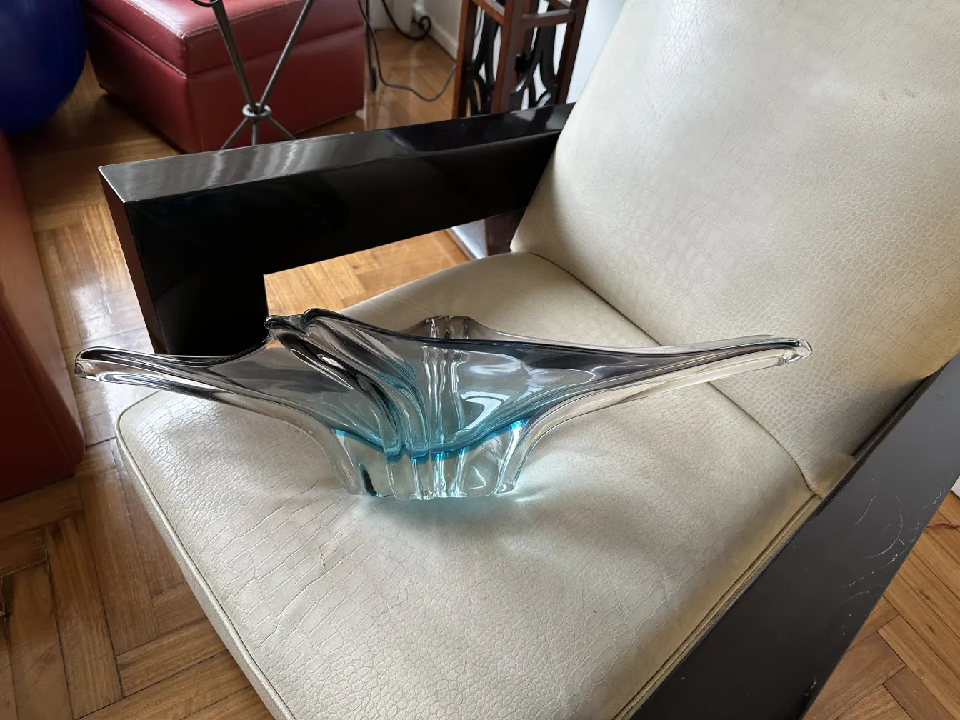 elegante cristal de murano com tons de azul em um ambiente aconchegante