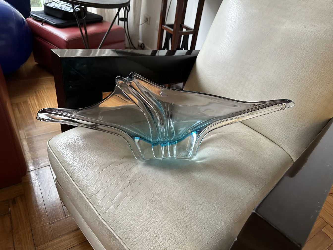 Vase décoratif ancien en cristal de Murano avec des formes fluides et un accent bleu