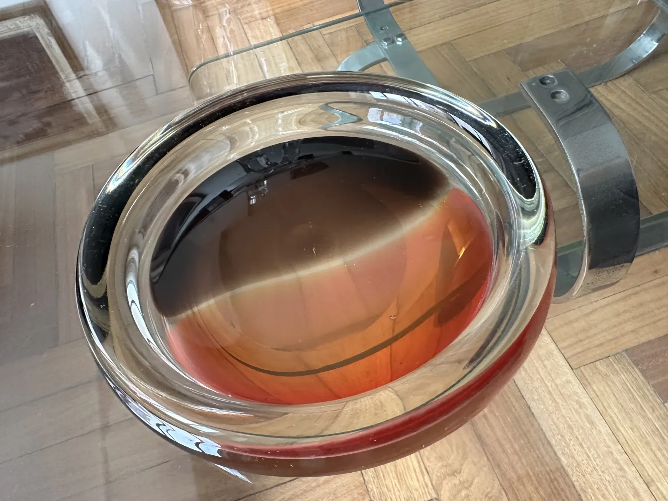 温かみのある色合いの古いムラーノガラスボウル