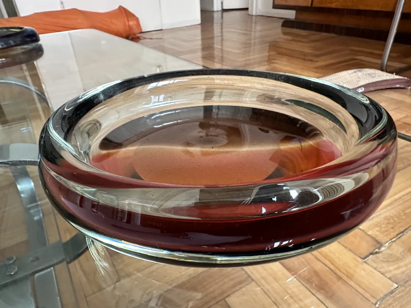 lindo cristal de murano em tons de vermelho e preto, decorativo