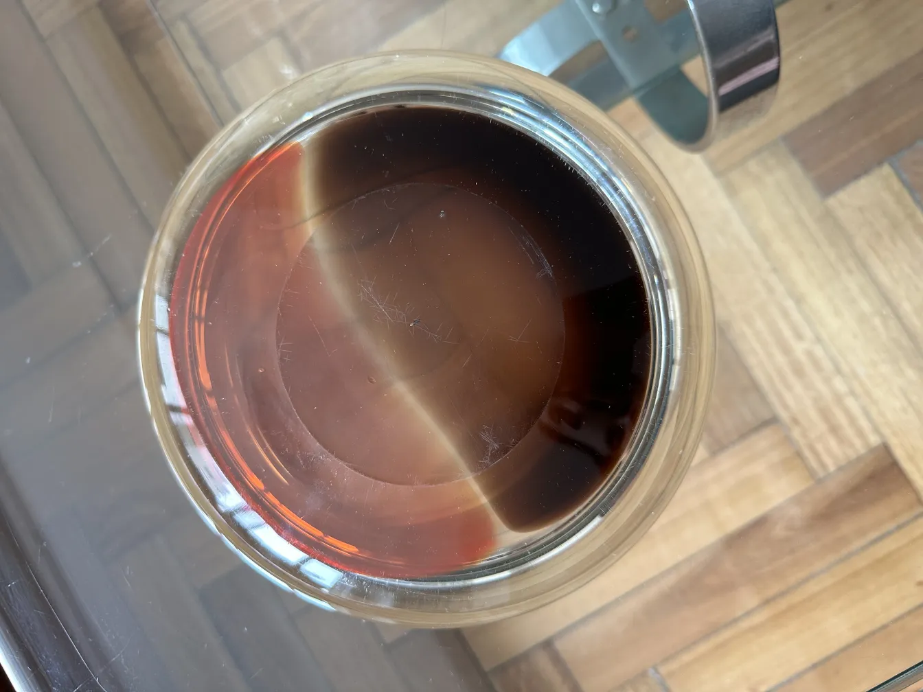 古董穆拉诺玻璃的俯视图，棕色调