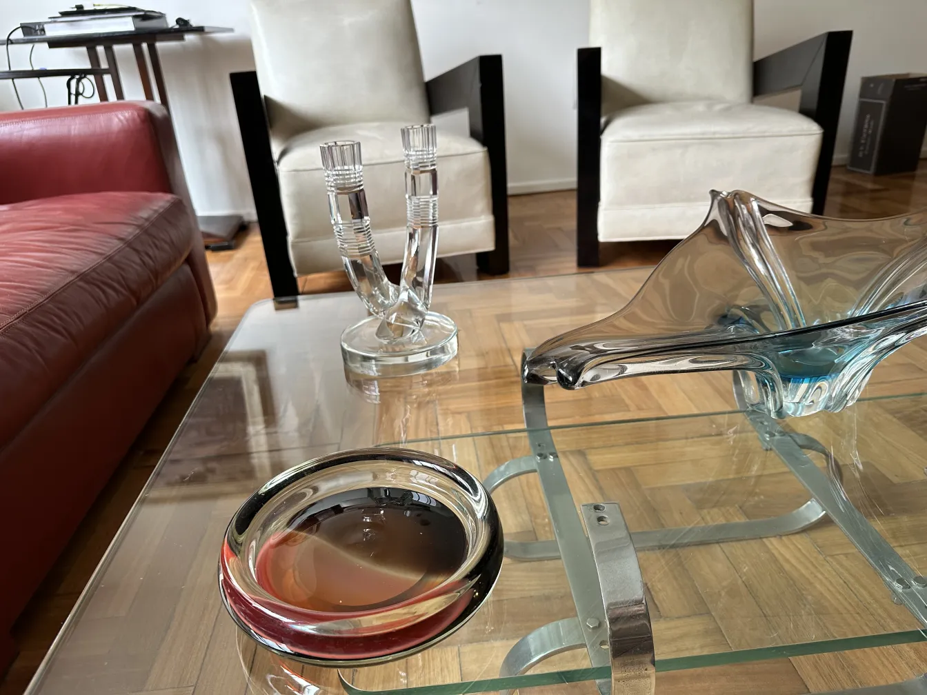 Cristal de Murano ancien avec des formes élégantes et des couleurs vives sur une table moderne
