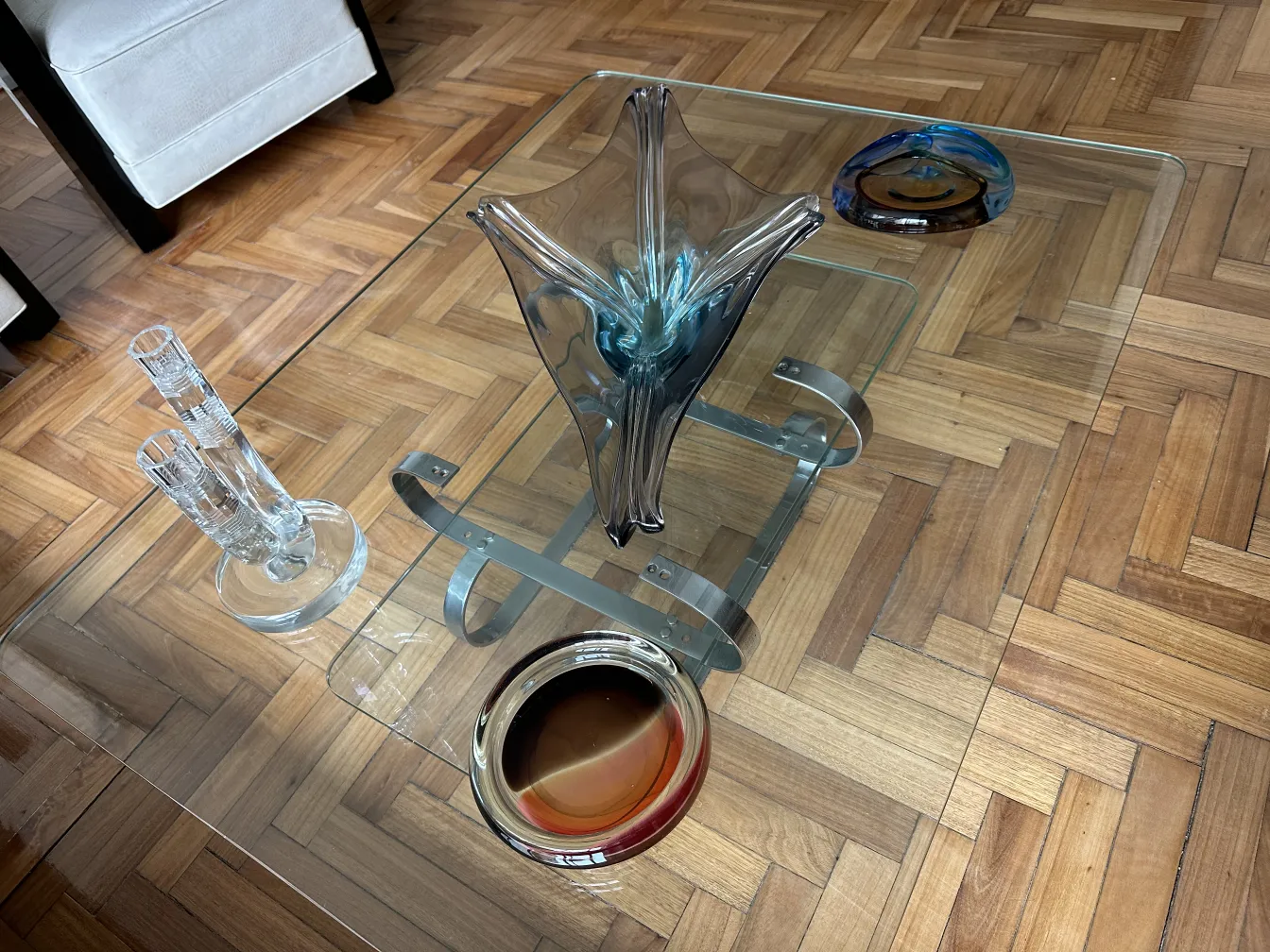 vaso de cristal de murano com design elegante e cores suaves