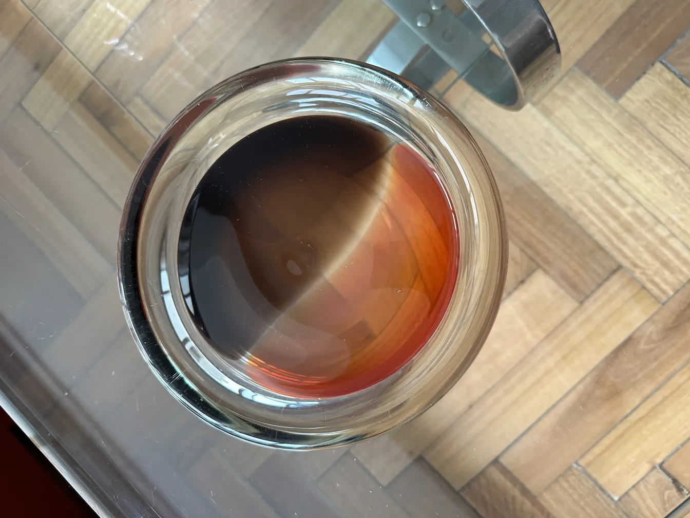 vista dall'alto di un antico vaso di vetro di murano con colori scuri