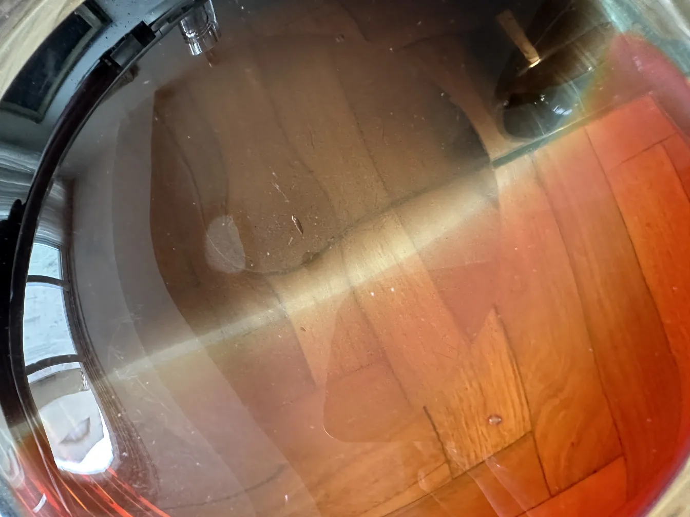 strahlendes murano-glas mit warmen farbtönen und reflexionen