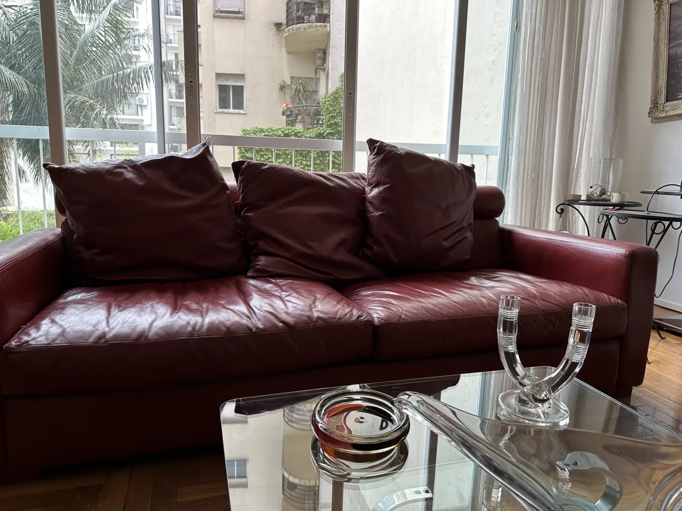 sofá vermelho em sala com antigo cristal de murano decorativo