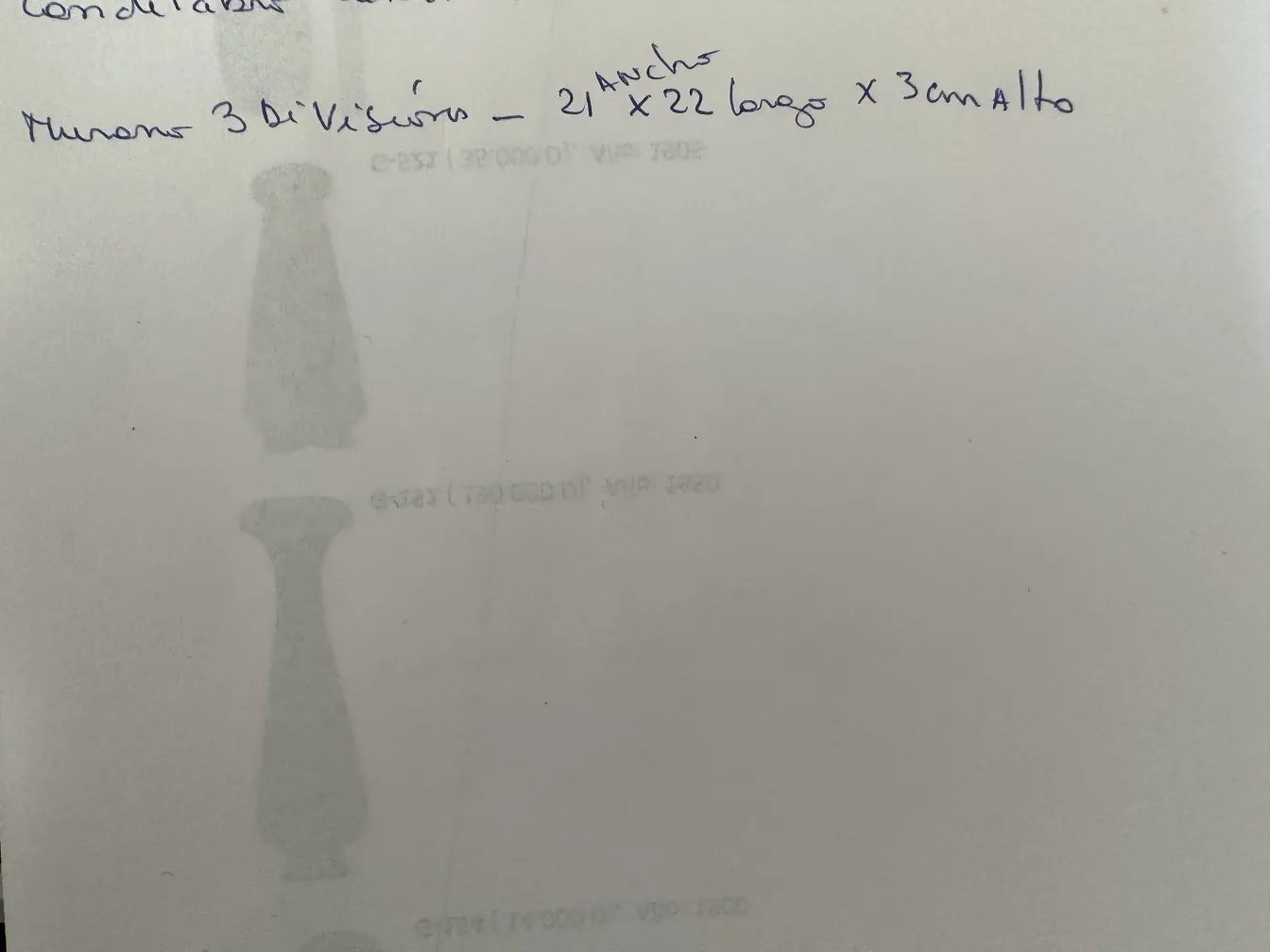 古老的穆拉诺玻璃装饰品呈优雅形状