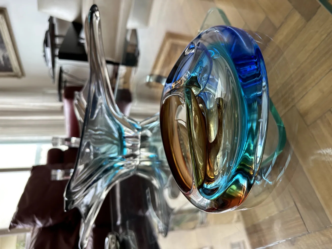 Antiguo cristal de murano con formas coloridas en un ambiente elegante