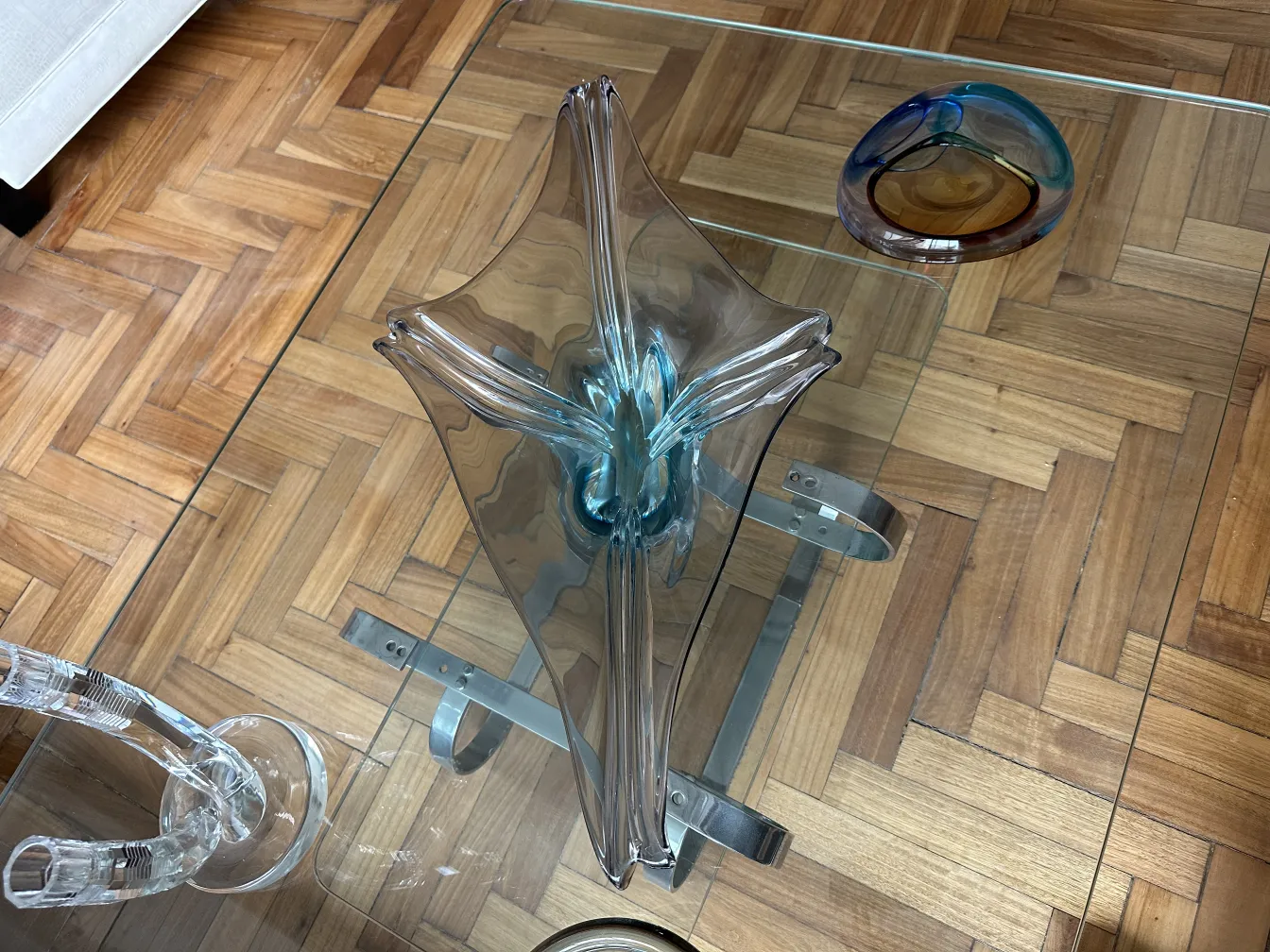 hermoso cristal de murano con formas elegantes, entorno acogedor