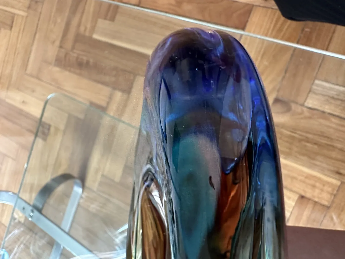 Antike murano-glas mit fließenden Formen und blauen Farben auf einem Holzuntergrund