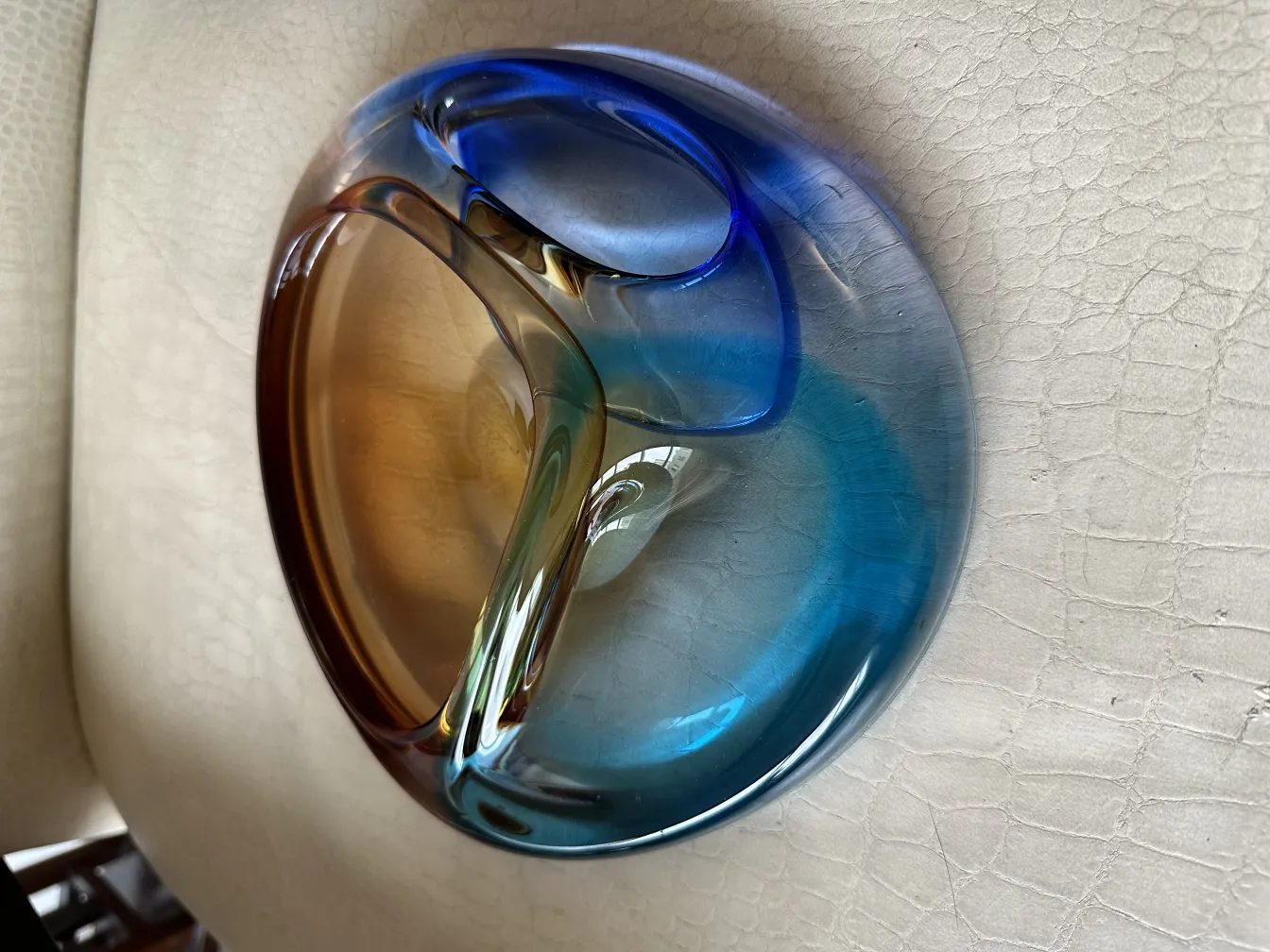 Cristal de Murano em formas coloridas sobre fundo claro