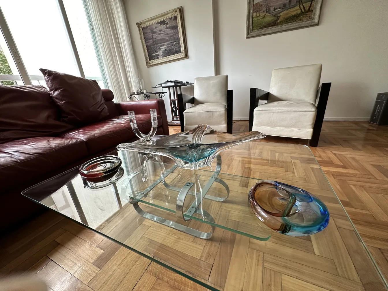 ancien cristal de murano avec formes fluides sur table en verre