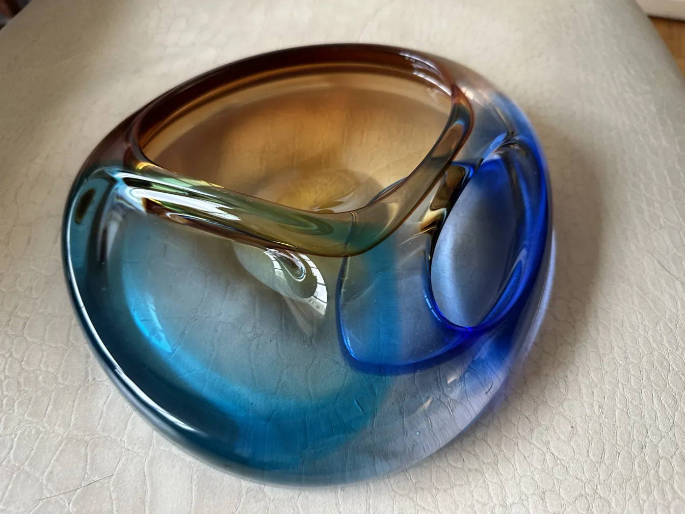 Vetro di Murano antico in tonalità blu e marrone con design eleganti e curvato.
