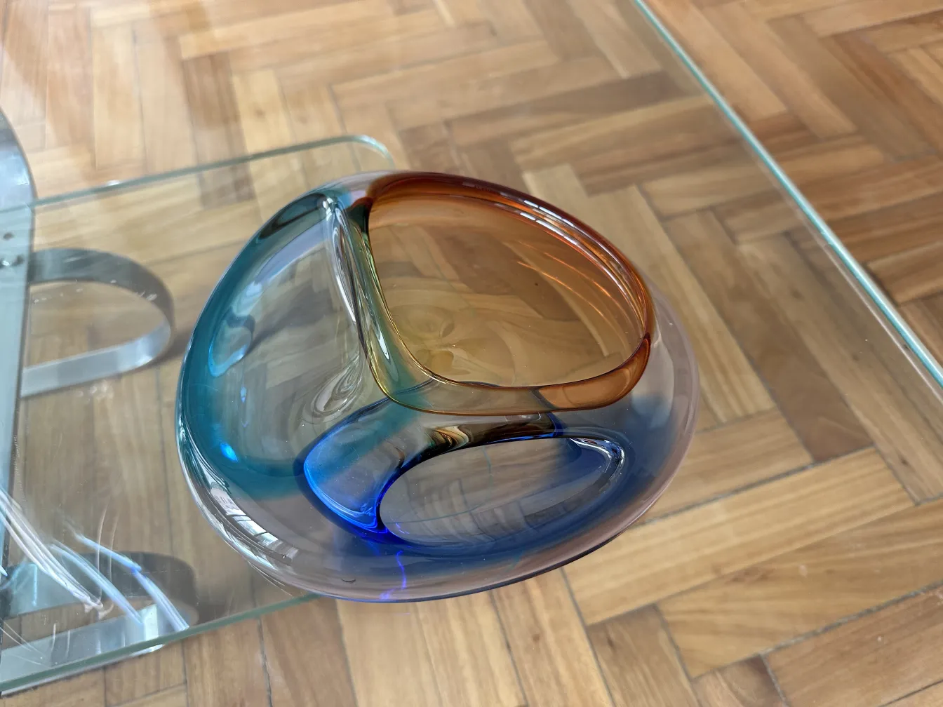 schönes antikes murano-glas mit geschwungenem design, blauen und braunen farben, auf einem glastisch