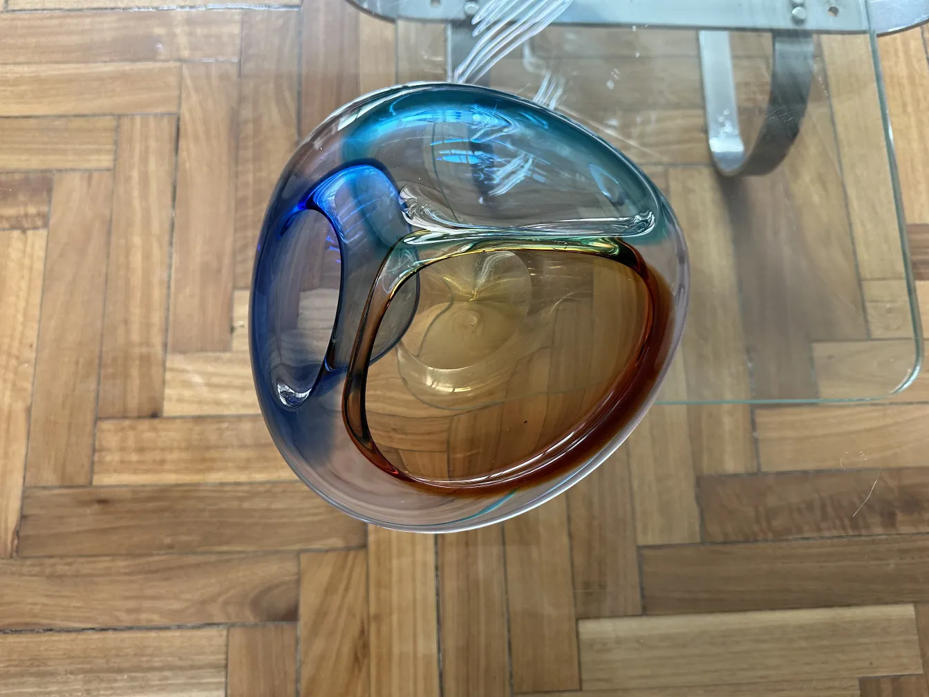 Antikes Murano-Glas mit blauen und braunen Farbtönen