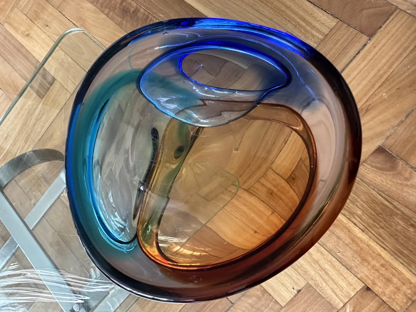 cristal de murano decorativo com formas fluidas e cores vibrantes sob luz brilhante