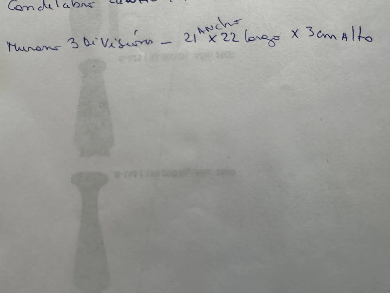 Ancien cristal de Murano en forme distinctive avec des détails décoratifs