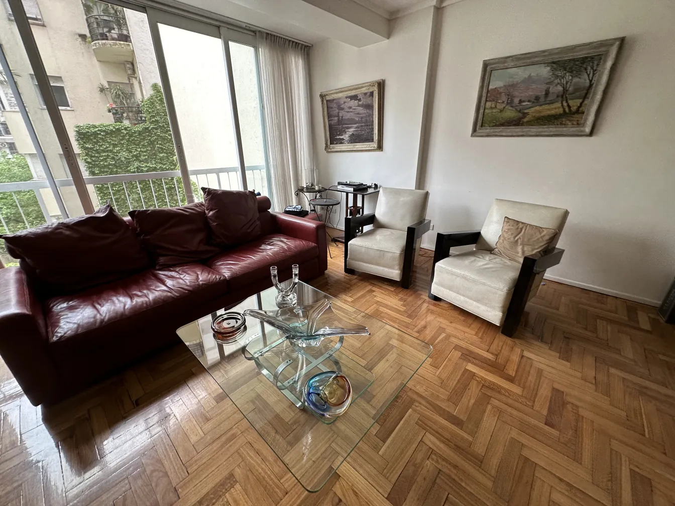 Antico vetro di Murano con colori vivaci e forma elegante in un ambiente accogliente