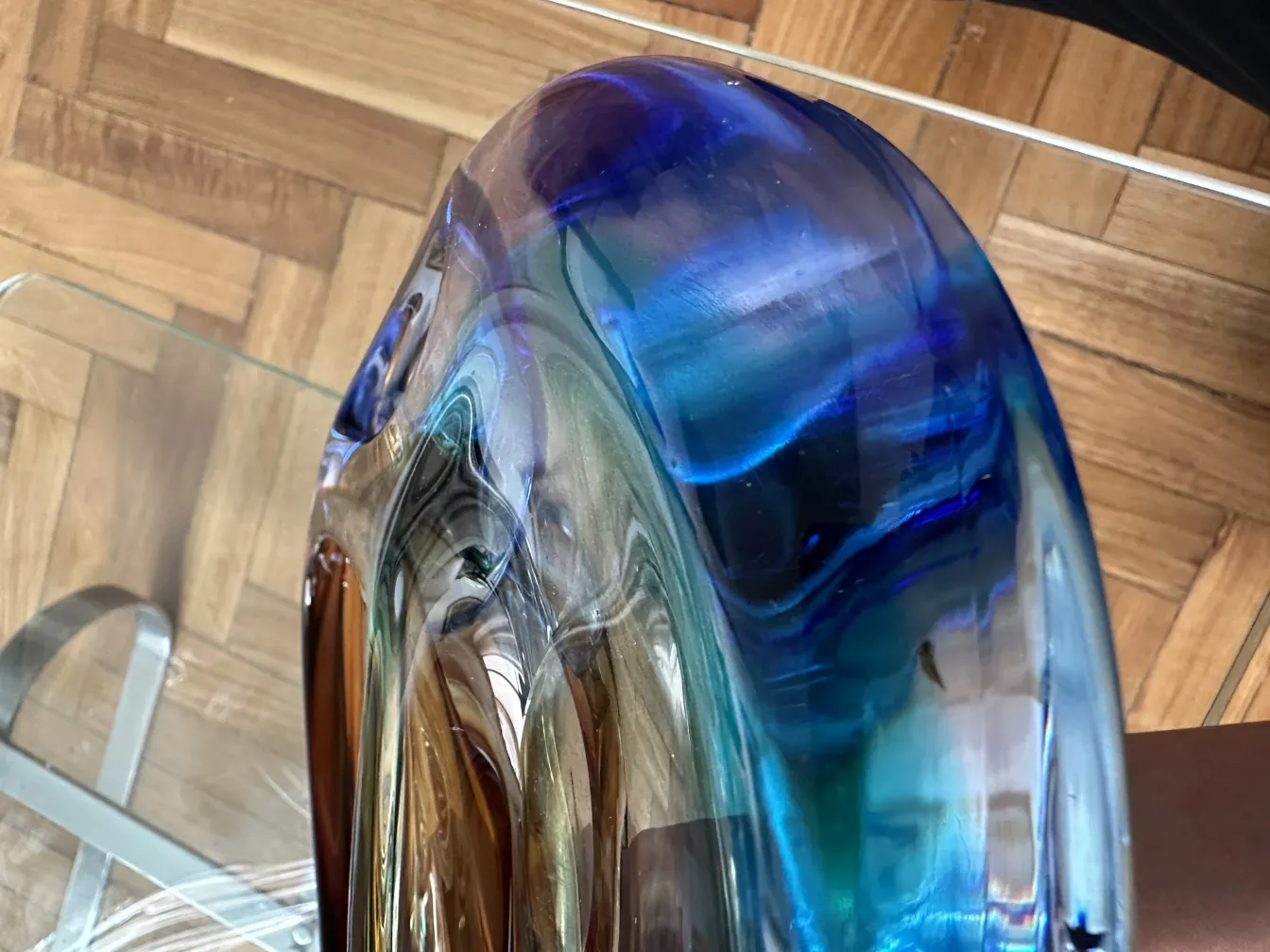 antiguo cristal de murano con colores vibrantes en la mesa