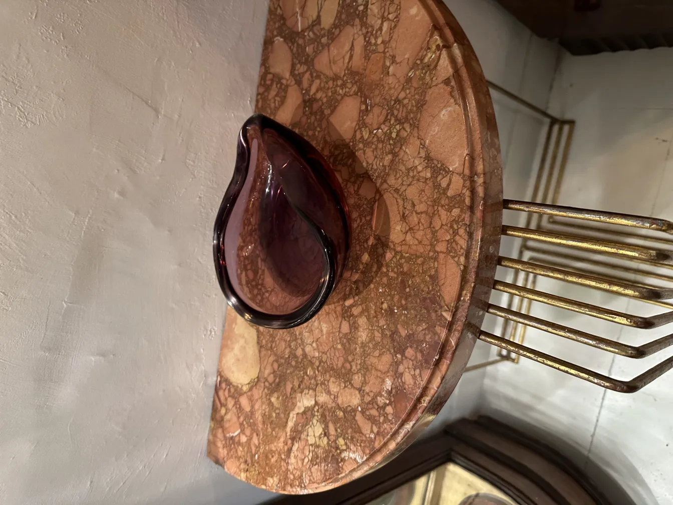 ancien cristal de murano en forme de goutte sur la table