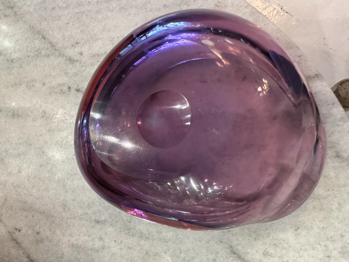 ancien cristal de murano violet avec une forme organique