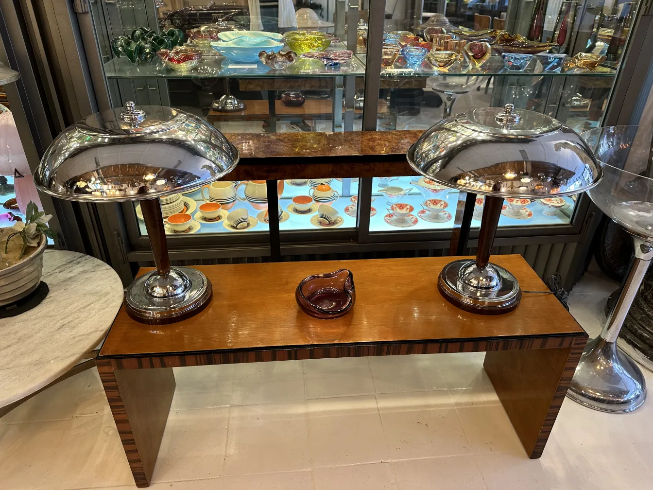 Antico vetro di Murano con forma decorativa, sfondo vario.