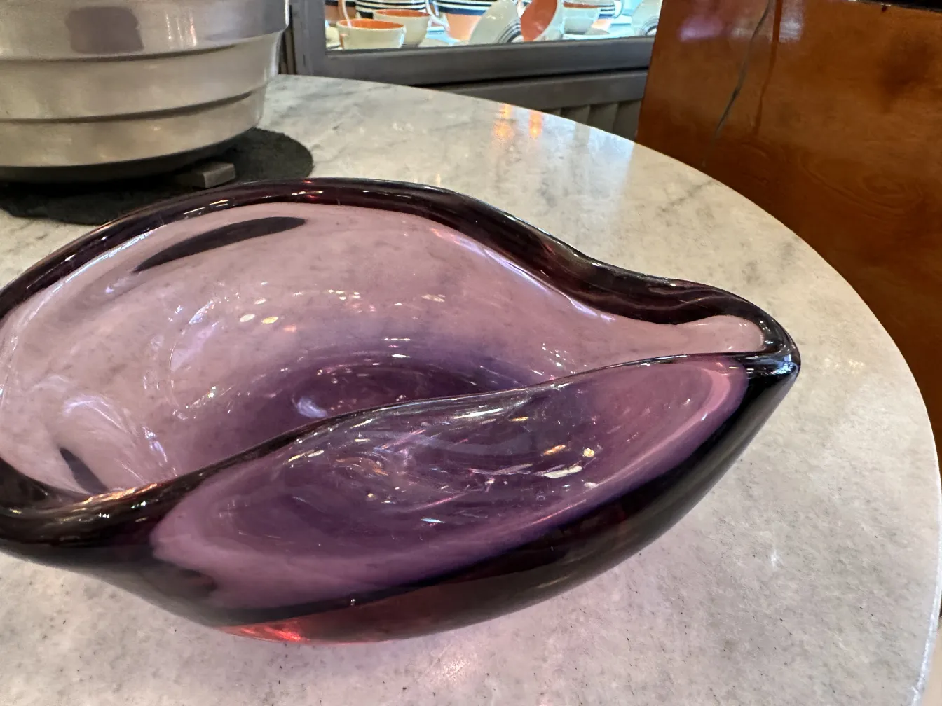 bol en cristal de murano aux teintes violettes avec des courbes douces